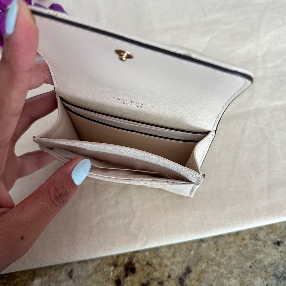 New Tory Burch Willa card case brie color /cream - Picture 4 of 6